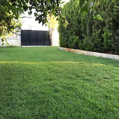 Mustakil Bahce Ve Havuzlu Villa