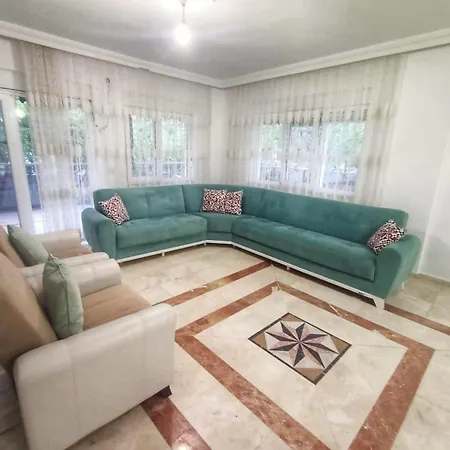Mustakil Bahce Ve Havuzlu Villa
